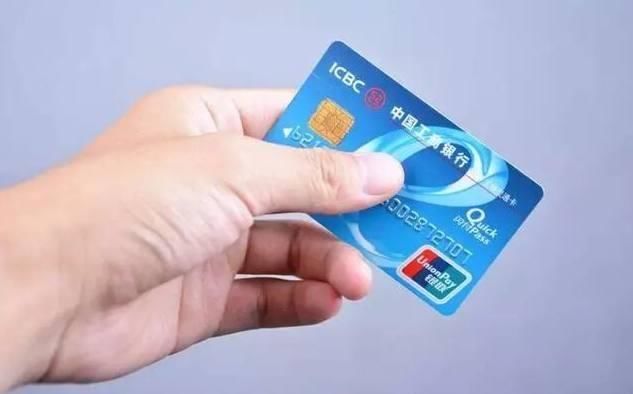 偷偷查了老公的银行卡,流水让我心慌,跟踪他竟