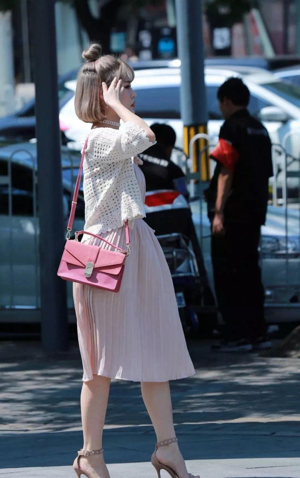 粉色吊带连衣裙搭配棕色高跟鞋,羞花闭月少女之心