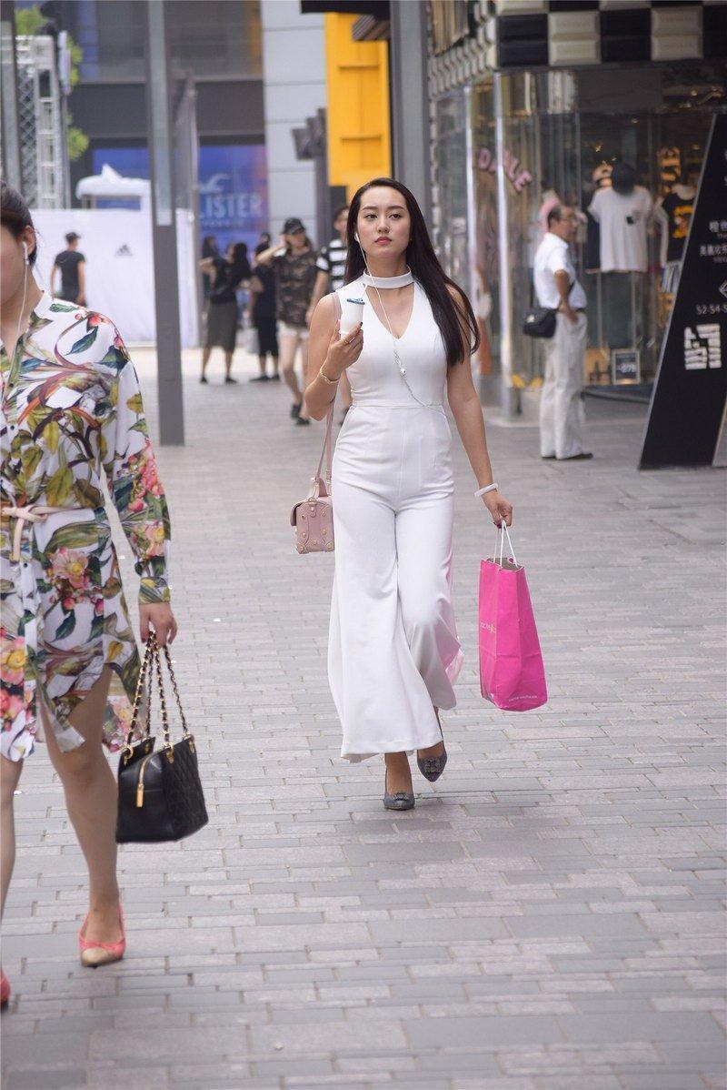 美女少妇穿白色连体衣,丰满迷人性感街拍图!