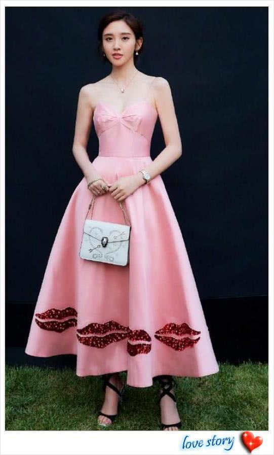 唐艺昕胆肥了!浑身只穿一件西装,网友:我就不信张若昀不介意?