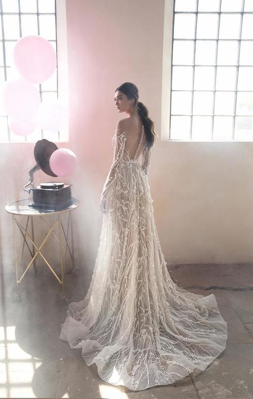 以色列美女时尚摄影大片，欧美超模演绎惊艳奢华婚纱礼服令人惊艳