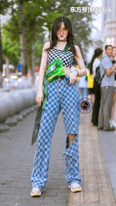  ＂opstate＂:＂0炎炎夏日，美女选择带破洞设计的长裤，时尚度高、清凉感十足