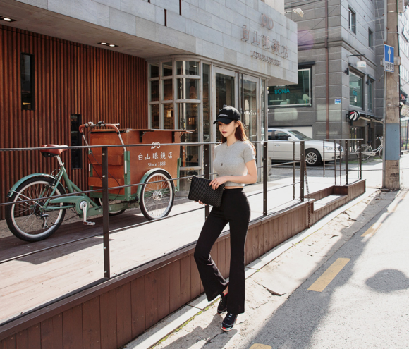 女神孙允珠，酷炫卡路里灰青石健美打底衫