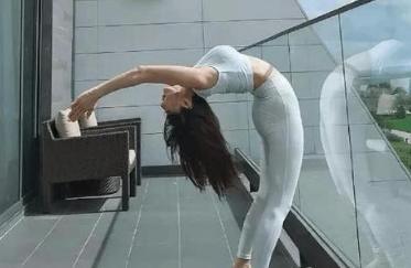 靓丽身材的修身裤的美女，显露曼妙的身材，时尚优雅！