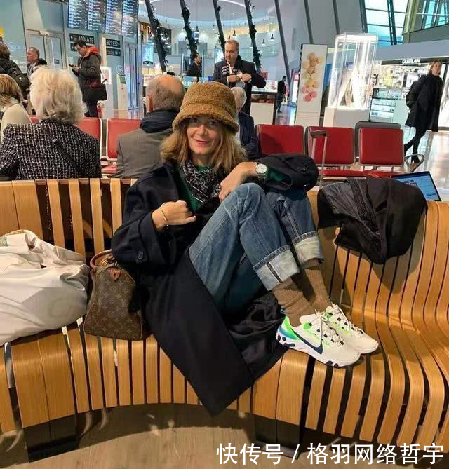 女人：真正有气质的女人，多大年纪都爱赶时髦，瞧72岁潮人搭配太洋气