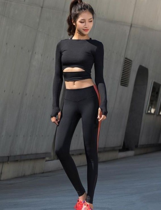 凹凸紧致的打底裤美女，突显苗条小蛮腰，让人一眼难忘!