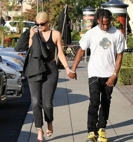 卡戴珊金小妹穿紧身衣，身材好夸张，却被身边黑人男友发型抢风头