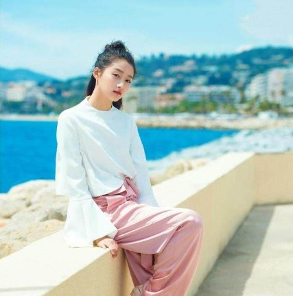 关晓彤最新海边街拍终于美回来了，不过网友们却关注她的下面