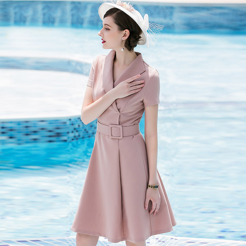 越来越多女人不穿传统连衣裙，今秋流行“名媛风”，高雅时尚美嫩