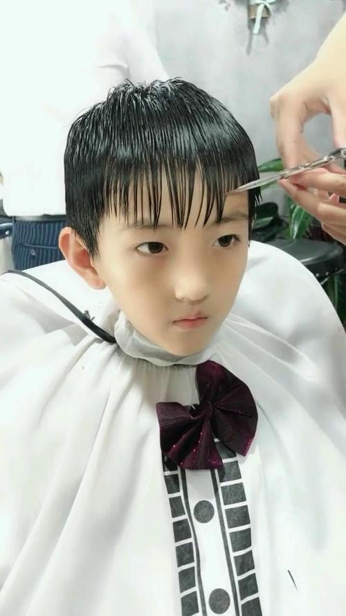 五官精致的小男孩去理发店剪短发，美女理发师给他换了一个成熟发