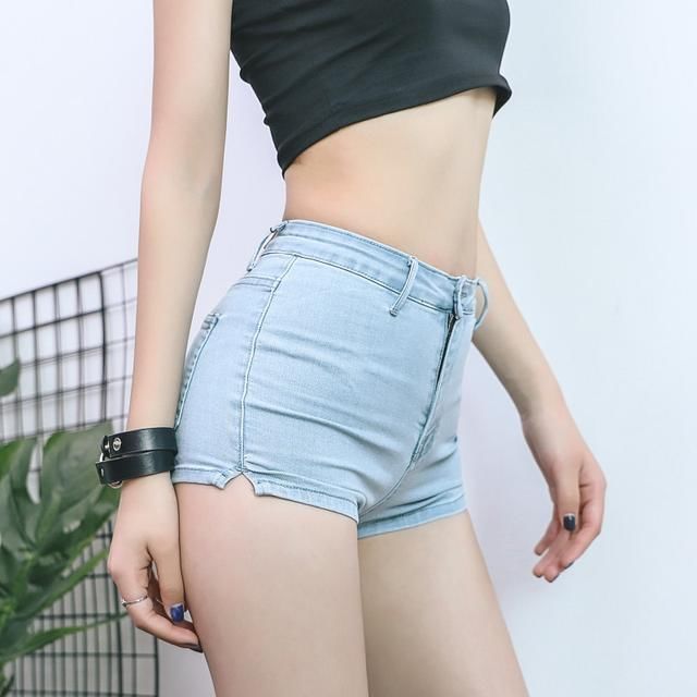 热辣牛仔短裤，夏季凹造型必备，让你的美腿更吸睛