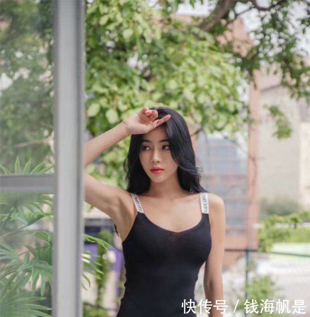 妖娆身材的小姐姐，穿搭紧身连衣裙凸显S曲线，非常的迷人