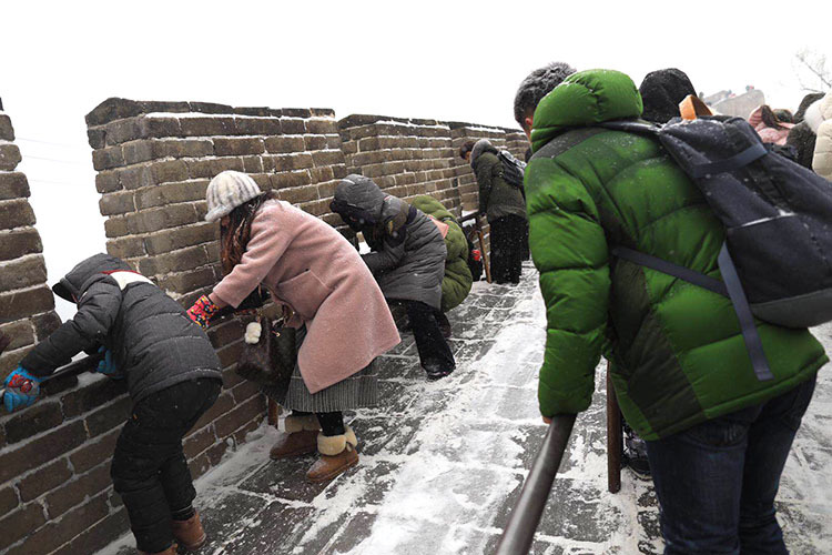 八达岭降雪 长城变“雪滑梯” | 多图