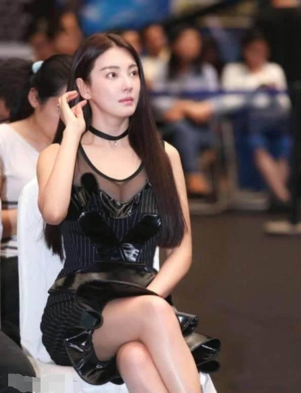 张雨绮穿这么保守，差点认不出！网友：这腿修的像穿了条肉丝袜！