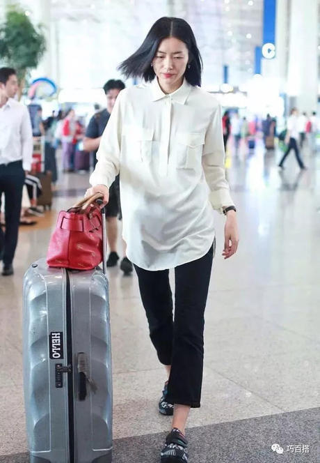 刘雯真会穿，简单搭配超模气质尽显，网友：大表姐就是不一样