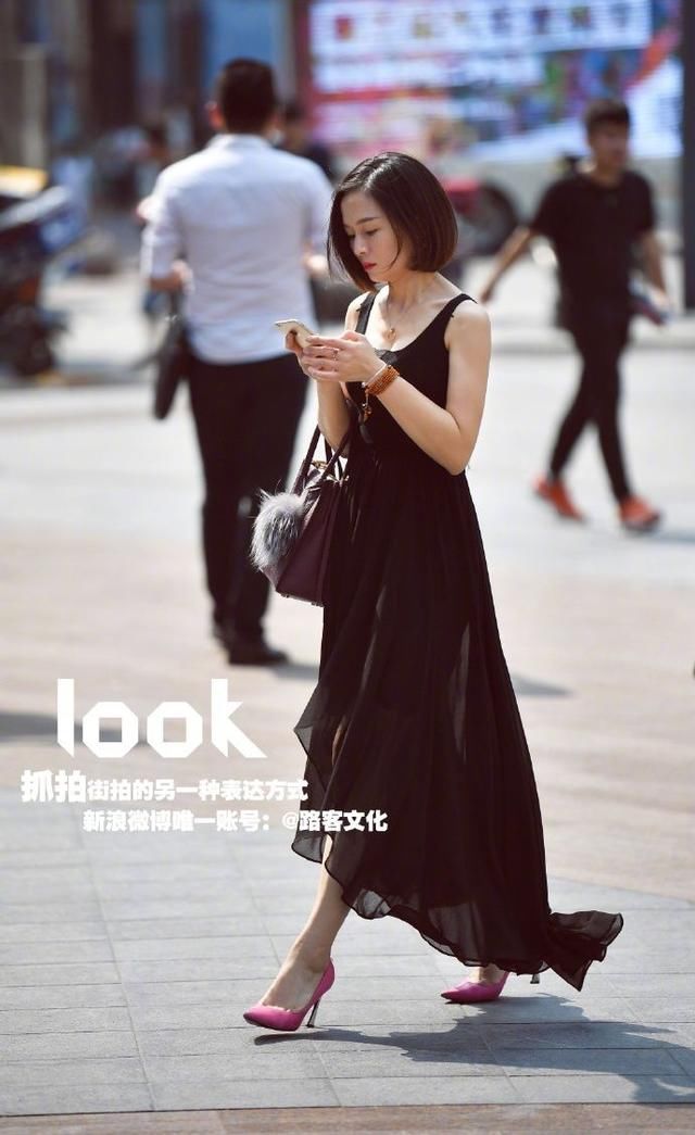 路人街拍:穿红色连衣短裙的小姐姐，腿型十分漂亮性感可爱
