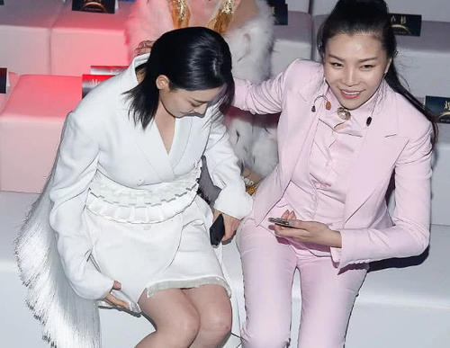 张馨予活动裙子短到尴尬,腿拧麻花防“走光”,网友:膝盖抢镜了