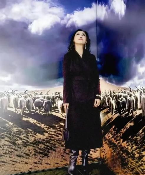 [脚上搭配一]章小蕙才是真正“阔太”，穿黑色镂空连衣裙配渔网鞋，气质好出众