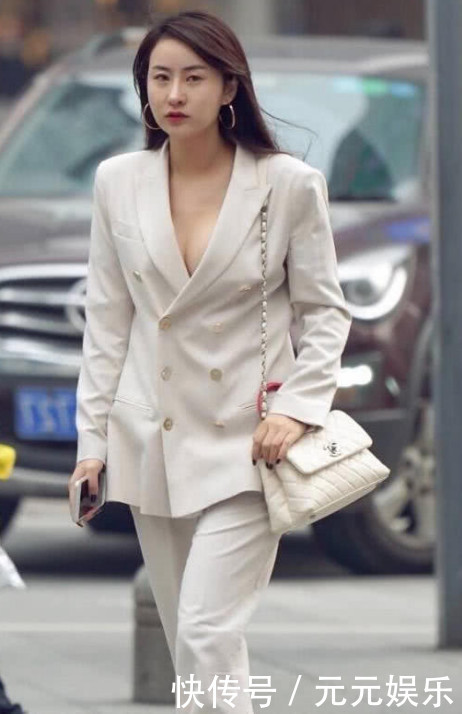 街拍：太古里小姐姐白色西装洋气又时髦，不贴身也是一种别致美