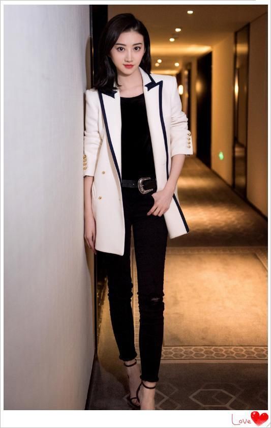 景甜真大胆!短裤竟敢反着穿,网友:这小粗腿被张继科“喂肥咯”