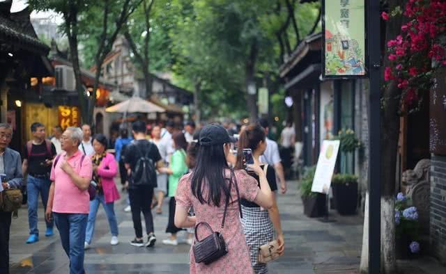 为什么外地人喜欢去“网红城市”成都旅游？游客：成都包容
