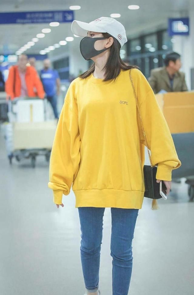 鞠婧祎机场秀大长腿下半身引关注，网友：这袜子捂着不会热吗？