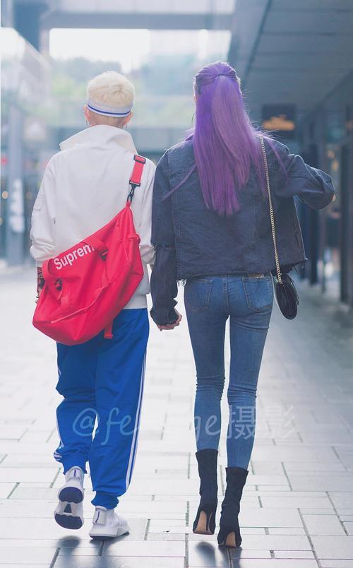 街拍: 七夕节前, 偶遇一对时尚小情侣, 女生身材好得让模特都羡慕