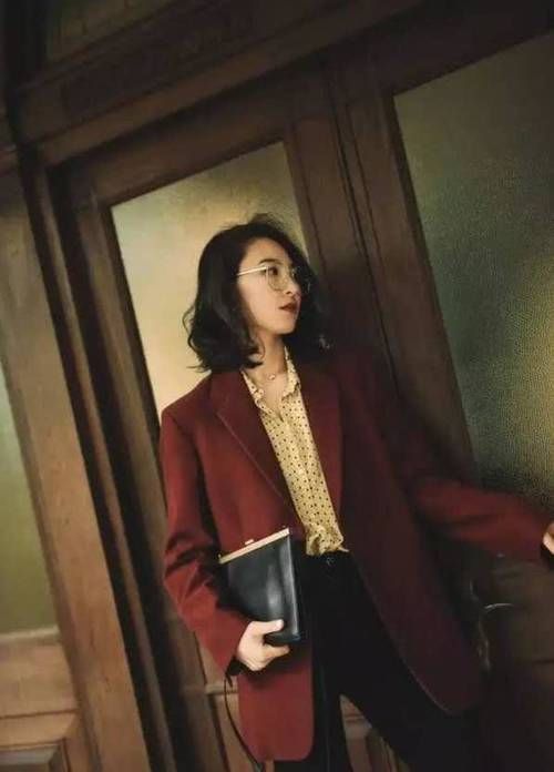  『精致』想在职场称“王”，精致穿搭不能少，一件西装让你变成“女强人”