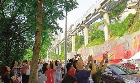 重庆网红景点洪崖洞游人如潮 景区限流只出不