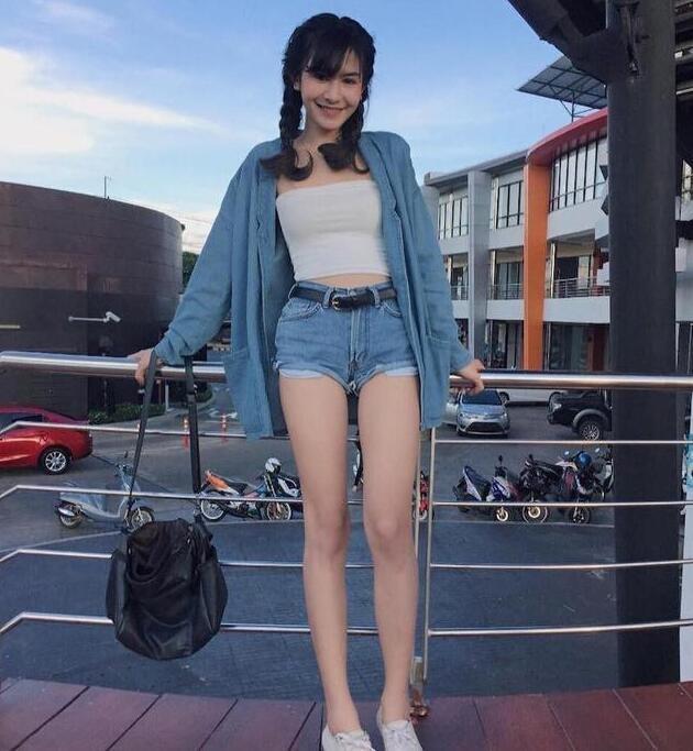 时尚大气的牛仔裤美女,穿出优美的线条,魅力迷人!