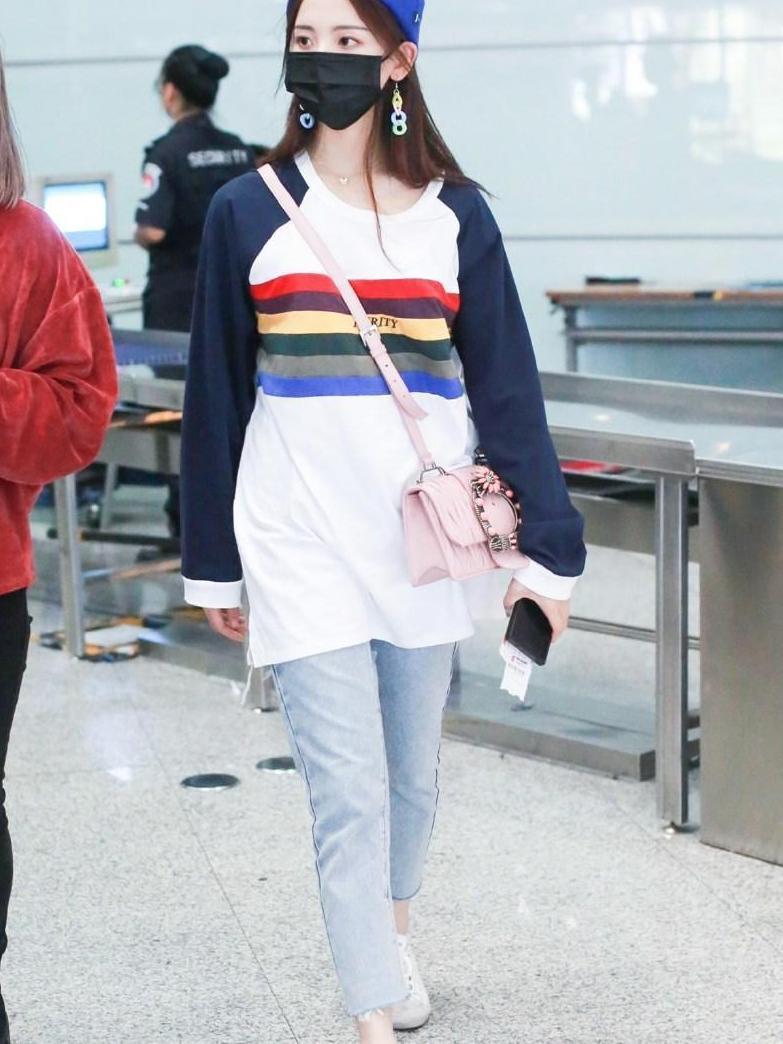 杨超越终于不把上衣当裙穿, 塞到牛仔裤里, 才更显腿长!