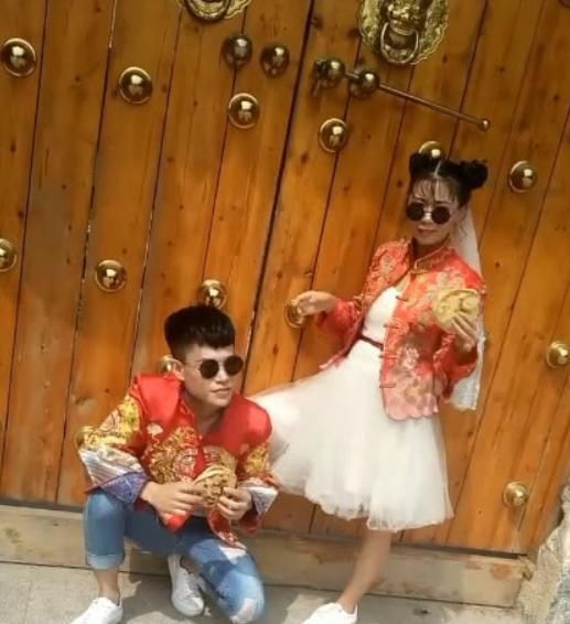 袖珍新娘吃肉夹馍拍婚纱照，吃相搞笑，看到成片闭嘴了