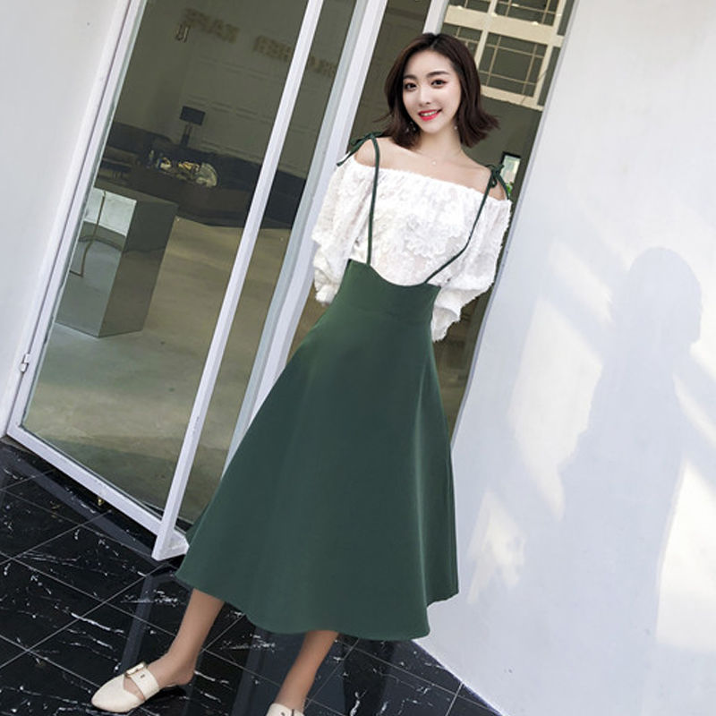 今夏新主流:妩媚“小心机”吊带裙+高跟鞋，让你性感魅惑力十足