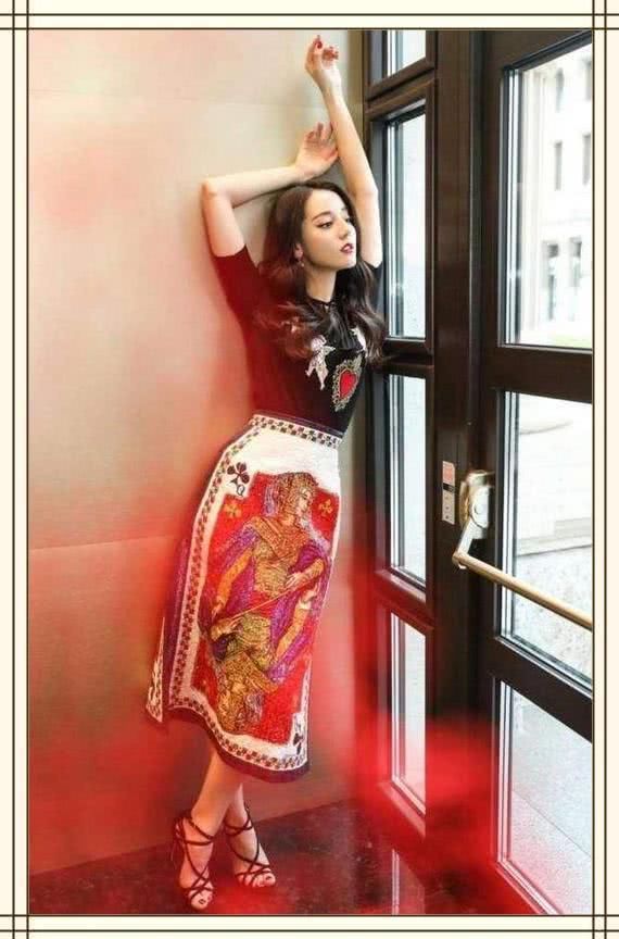 当迪丽热巴穿上紧身裙，网友直呼：大写的S！胖迪果然不是白叫的
