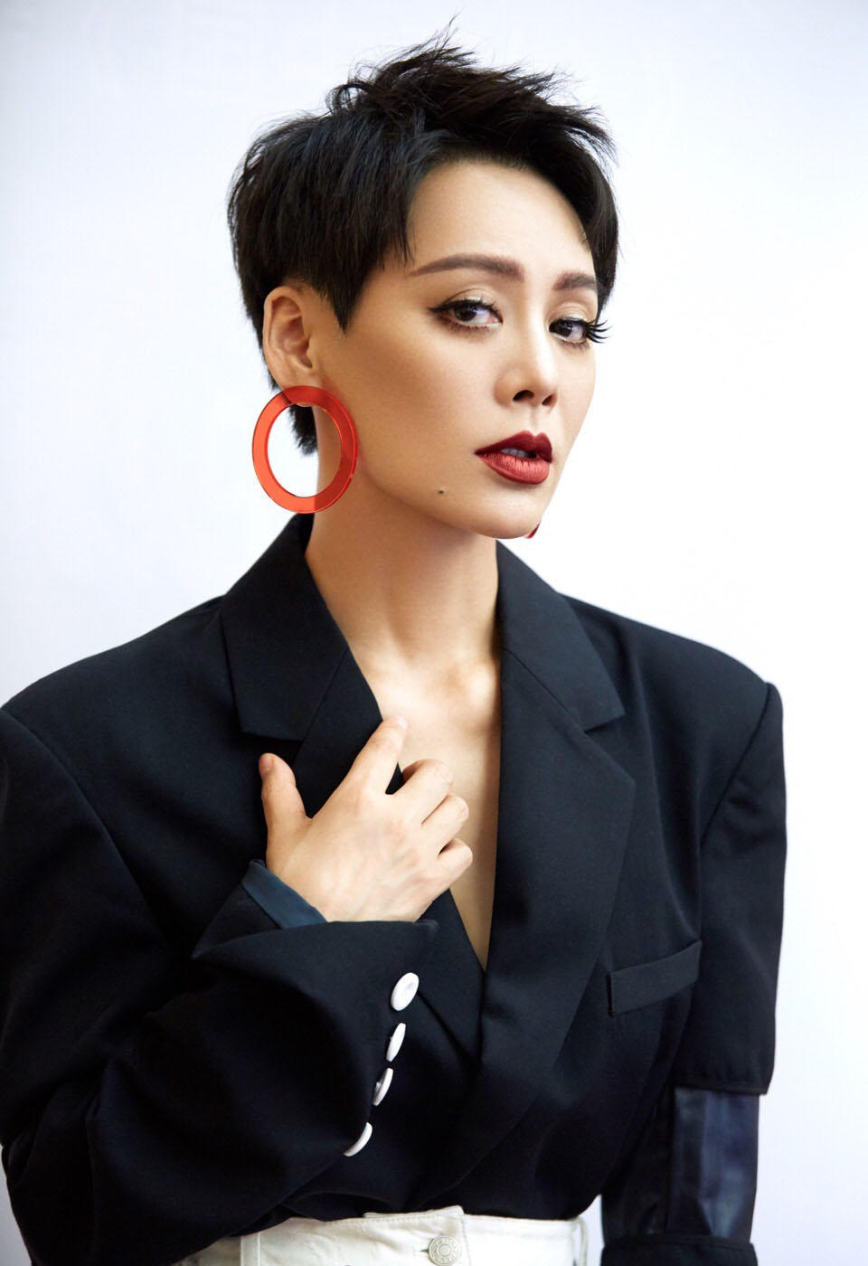 宁静V领西装当裙穿，下半身绑带白裙不系紧，网友：真是不怕露