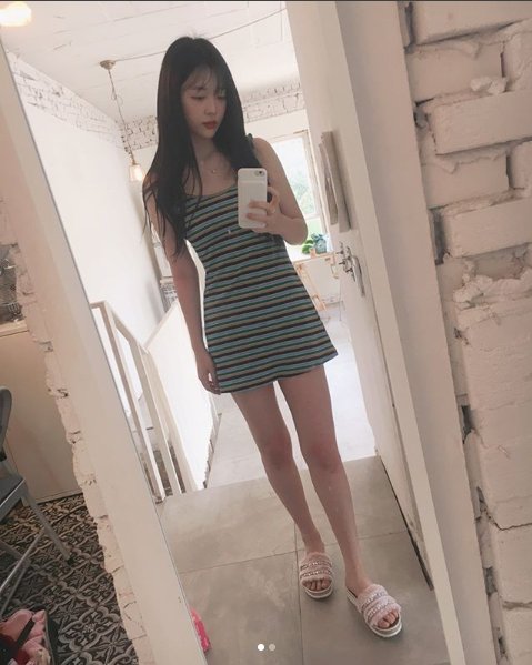 崔雪莉身穿吊带跳舞连衣裙秀身材，任性不修图，秀出白皙美肌