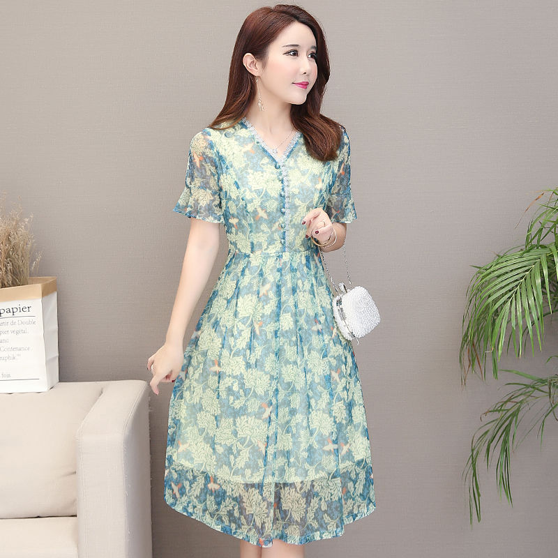 55岁婆婆穿这真丝连衣裙，减龄又大气，瞬间回到20岁