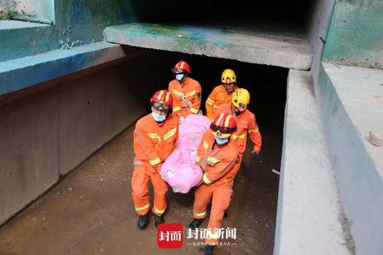 爆炸|云南水电站疑似爆炸救援现场:泄洪洞内抬出三人,一人幸存两人遇难