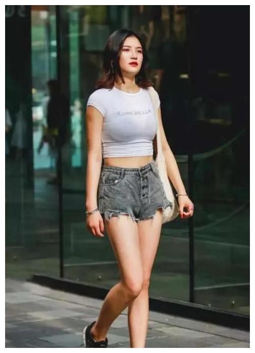 成都街拍：不是小编没见过女人，可图3这丰满的美女，第一次看见