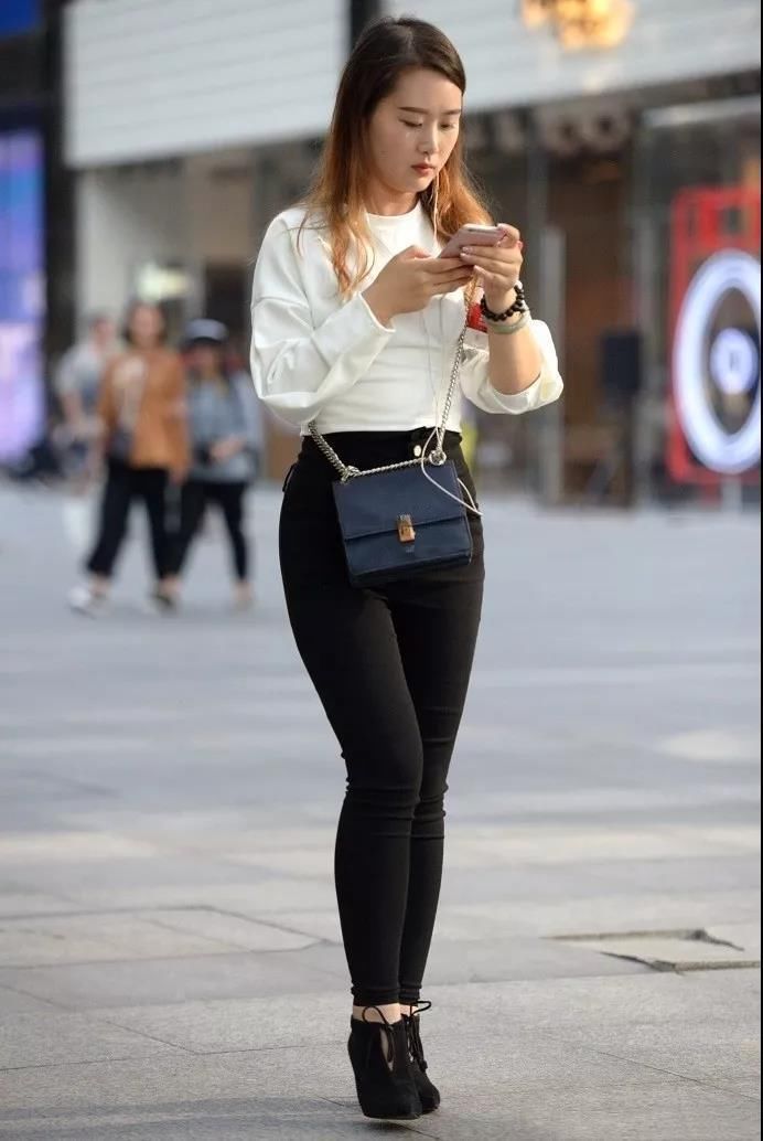 街拍：素颜出行，体态丰满，穿黑裤的翘臀性感美女