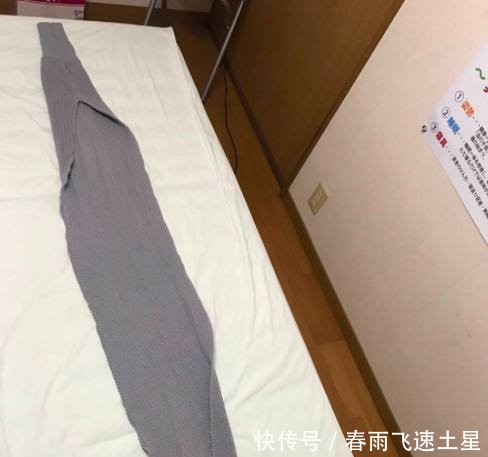 女子在网上买了件宽松毛衣，穿上后手完全无法动弹，让人哭笑不得