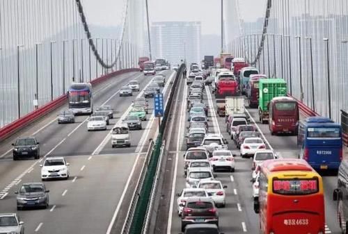  #高速#号称中国最赚钱的高速公路，日均收入870万，每天通行车辆