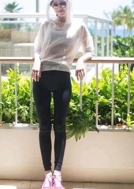 章泽天首次晒性感私照, 透视装好身材一览无余, 网友: 很有女人味