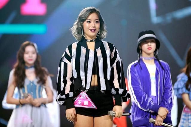 王菊的衣品真的有待提高，赘肉那么明显还穿肚脐装！