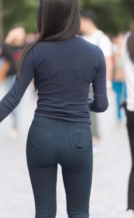 气质小姐姐一身黑色的紧身装扮完美凸显凹凸的身材，网友：这身材