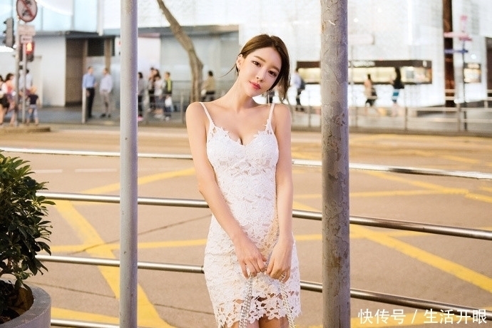  『气质』街拍美女：身材曼妙的的小姐姐，紧身牛仔裤穿搭，更有立体感！
