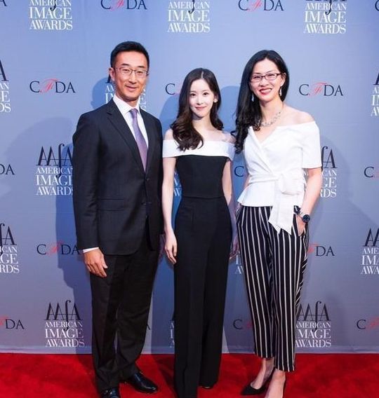 章泽天真厉害，烂大街的白衬衫居然穿出高级感，刘强东眼光真好