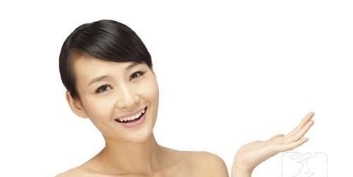  「皮肤」晚上护肤：清洁皮肤、涂抹肌底液、化妆水滋润肌肤