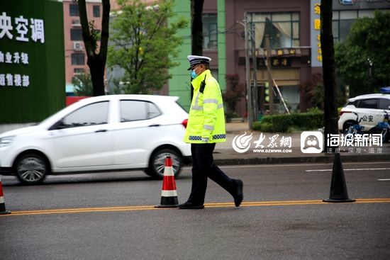 荧光@寿光交警:那一抹荧光绿 扮靓风雨中的吹哨人