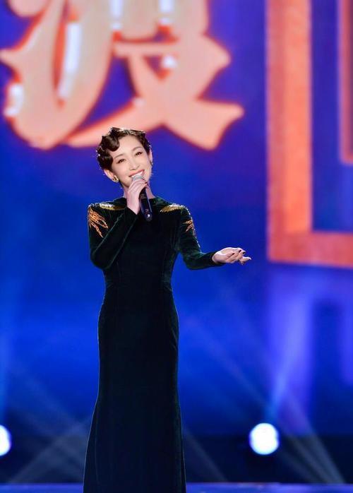 40岁秦海璐装嫩太用力，白色蛋糕裙穿出58岁老粗腿，网友：真尴尬